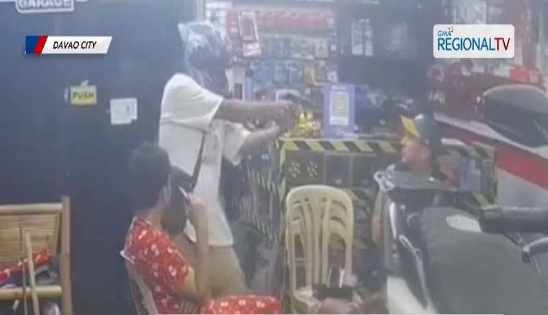 Pagholdap ng isang lalaki sa isang motor shop sa Davao City, nahuli-cam; 2 biktima, lumaban 