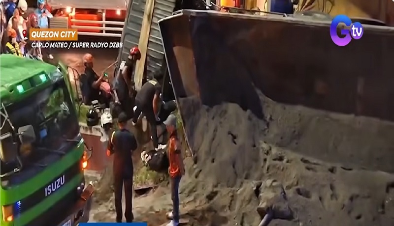 Rider at kaniyang 11-buwang-gulang na anak, patay nang madaganan ng dump truck sa Quezon City