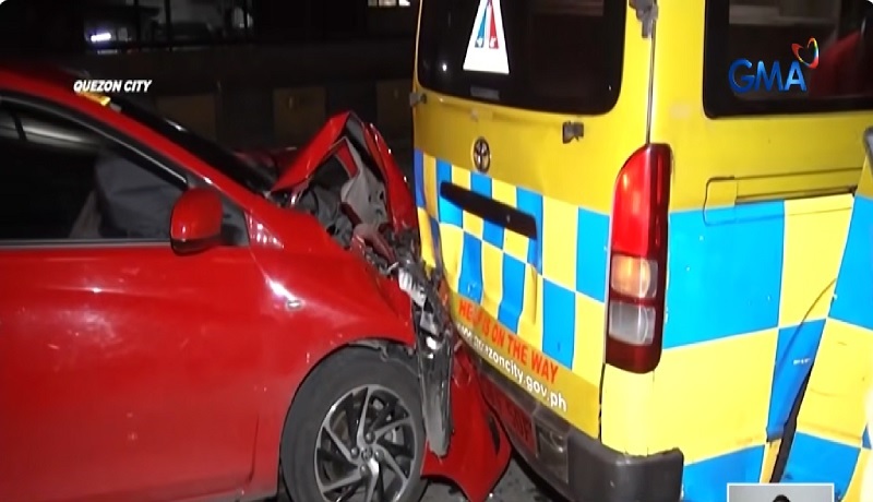 Ambulansiyang may sakay na naaksidenteng taxi driver, nabangga ng TNVS sa QC