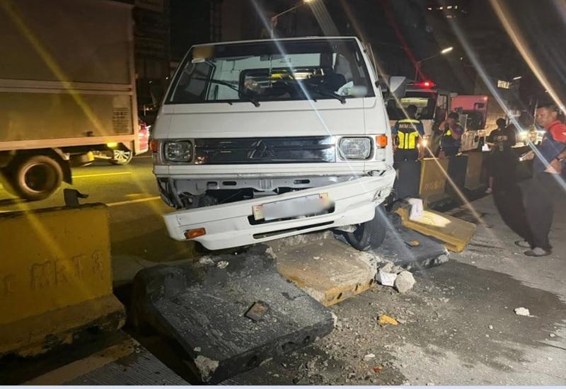 Utility van, bumangga at sumampa sa mga concrete barrier sa EDSA
