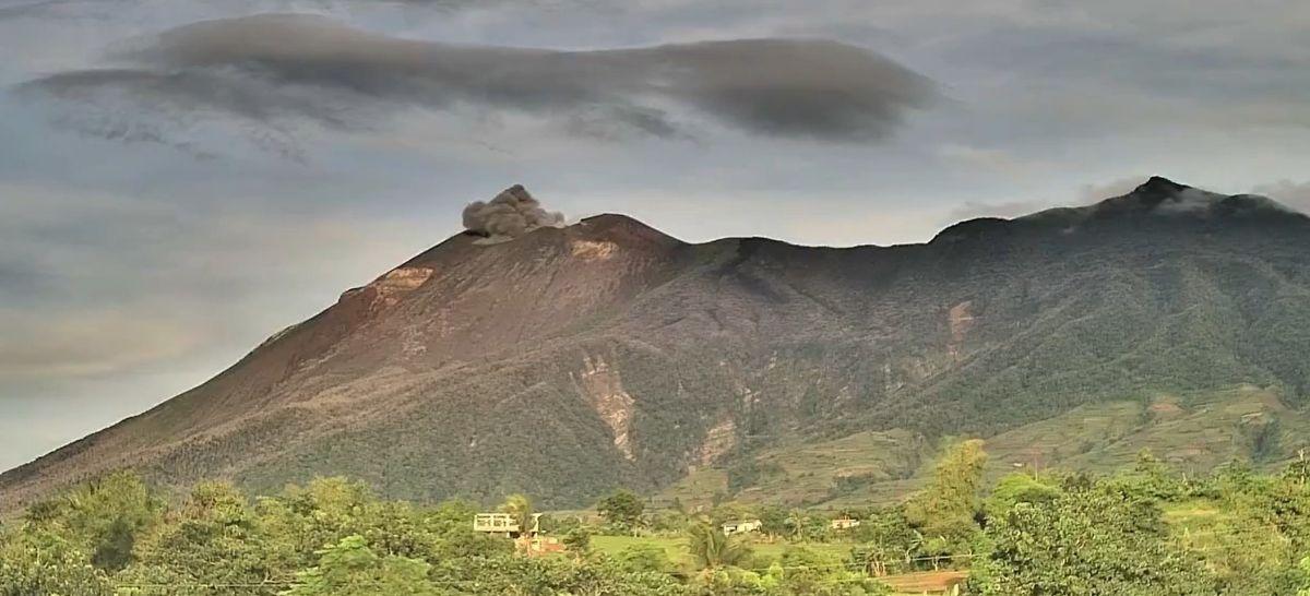 Kanlaon Volcano spews ash on Sunday Kanlaon Volcano spews ash on Sunday