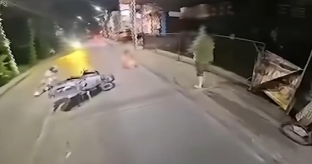 Motorcycle rider hits pregnant woman, her 12-year-old sister in Valenzuela Motorcycle rider hits pregnant woman, her 12-year-old sister in Valenzuela