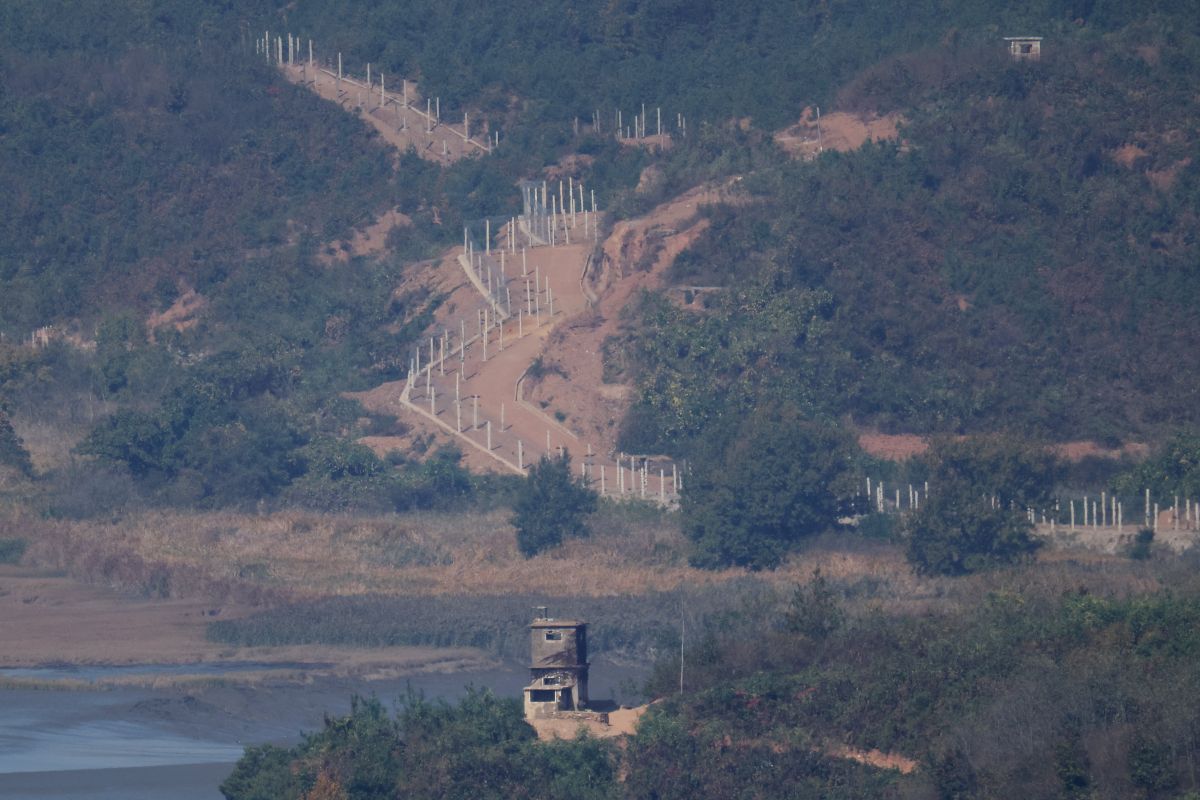 North Korea fires around 10 ballistic missiles toward sea off east coast – Seoul North Korea fires around 10 ballistic missiles toward sea off east coast – Seoul